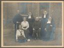 Staande vlnr: Pater Sigefridus, Mère Agatha en Mère Adolphine; zittend vlnr: Tonia met dochtertje, pater Lambertus, Mère Augusta
